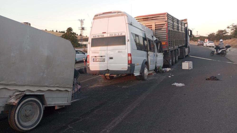 Malatya'da kaza! İşçi servisi tıra çarptı, çok sayıda yaralı var