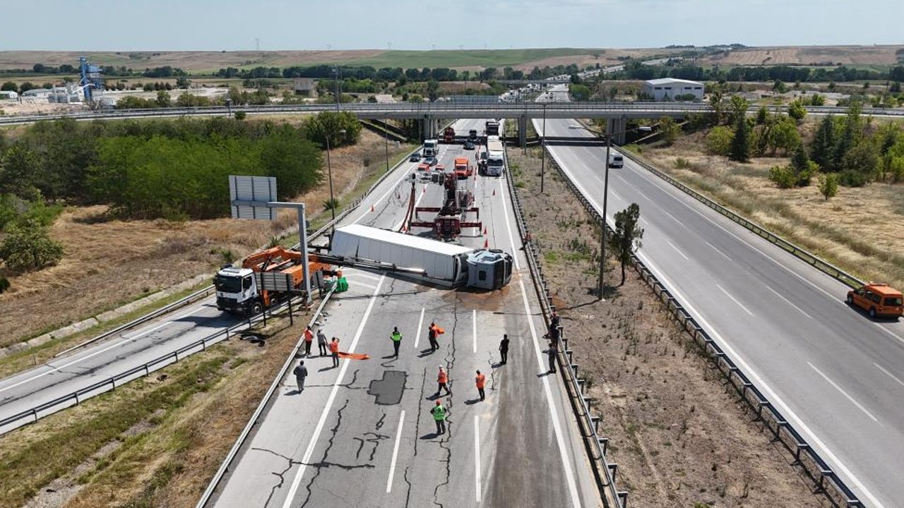 Meyve yüklü tır devrildi, otoyol saatlerce ulaşıma kapandı