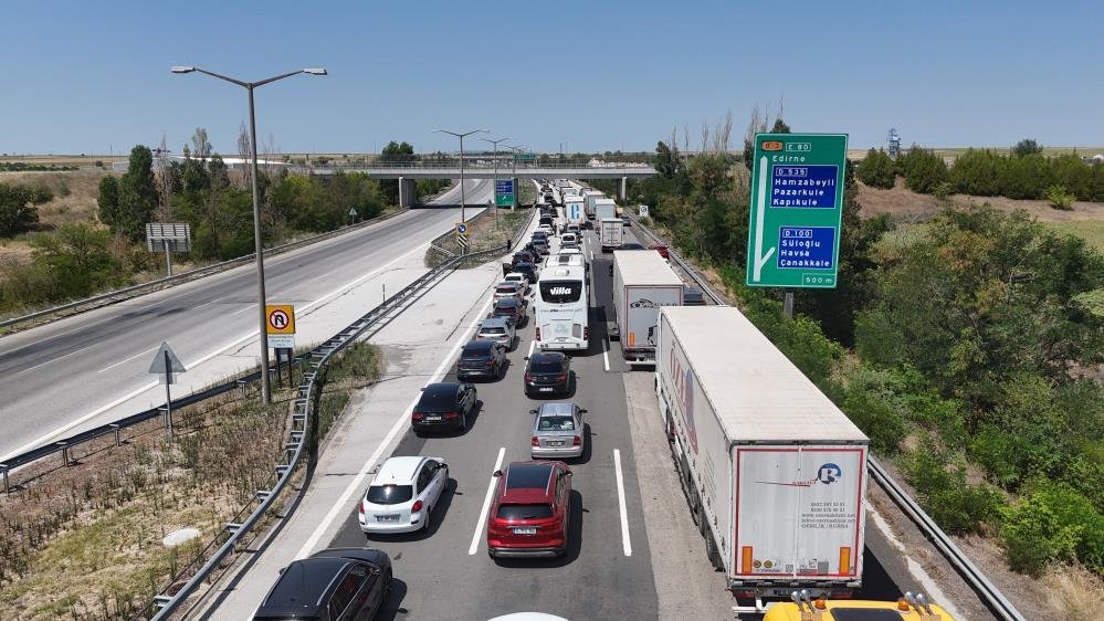 Meyve yüklü tır devrildi, otoyol saatlerce ulaşıma kapandı