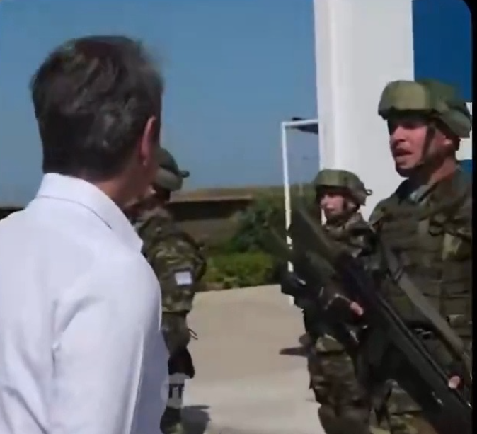 Miçotakis, Türk denizcileri görünce rotasını değiştirdi! Tekneye yöneldi, sohbet etti