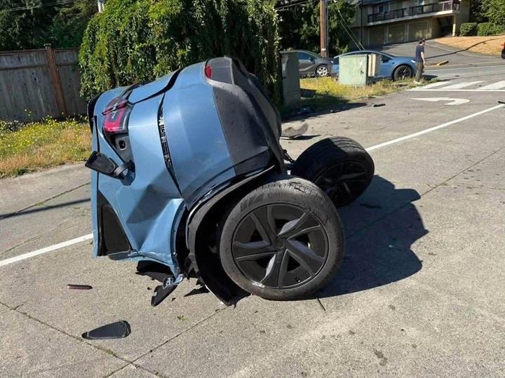 Tam otonom sürüş açıkken kaza yapan Tesla ikiye bölündü! Yetkililer inceleme başlattı