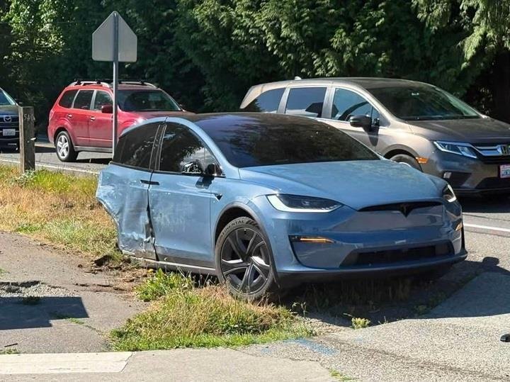 Tam otonom sürüş açıkken kaza yapan Tesla ikiye bölündü! Yetkililer inceleme başlattı