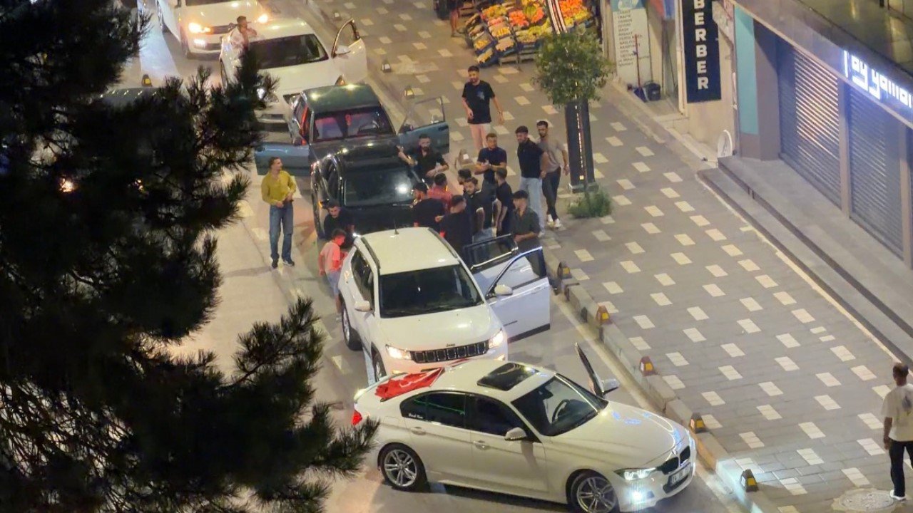 Tek şeritli yolu trafiğe kapattılar! Bolu'da çileden çıkaran asker konvoyu