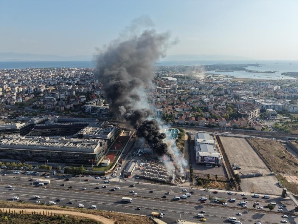 Tuzla'da yangın! Otluk alandaki başlayan alevler teknelere sıçradı....