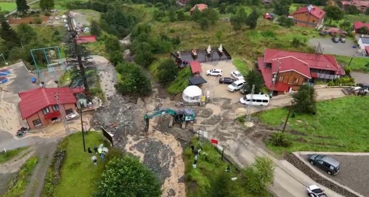 1 günde 2 taşkın! Uzungöl’de turistler dere kenarında mahsur kaldı