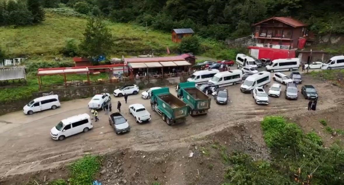 1 günde 2 taşkın! Uzungöl’de turistler dere kenarında mahsur kaldı