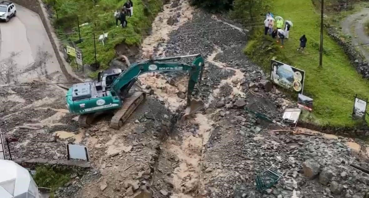 1 günde 2 taşkın! Uzungöl’de turistler dere kenarında mahsur kaldı