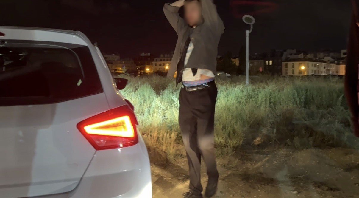 250 bin TL cezayı duyunca polis aracını tekmeledi, yetmedi ‘Eski emniyet müdürünün oğlunu tanıyorum’ diye gözdağı verdi