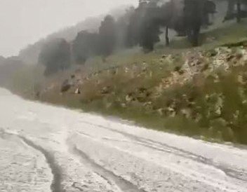 Ağustos sonunda kış sürprizi! Her yer beyaza büründü