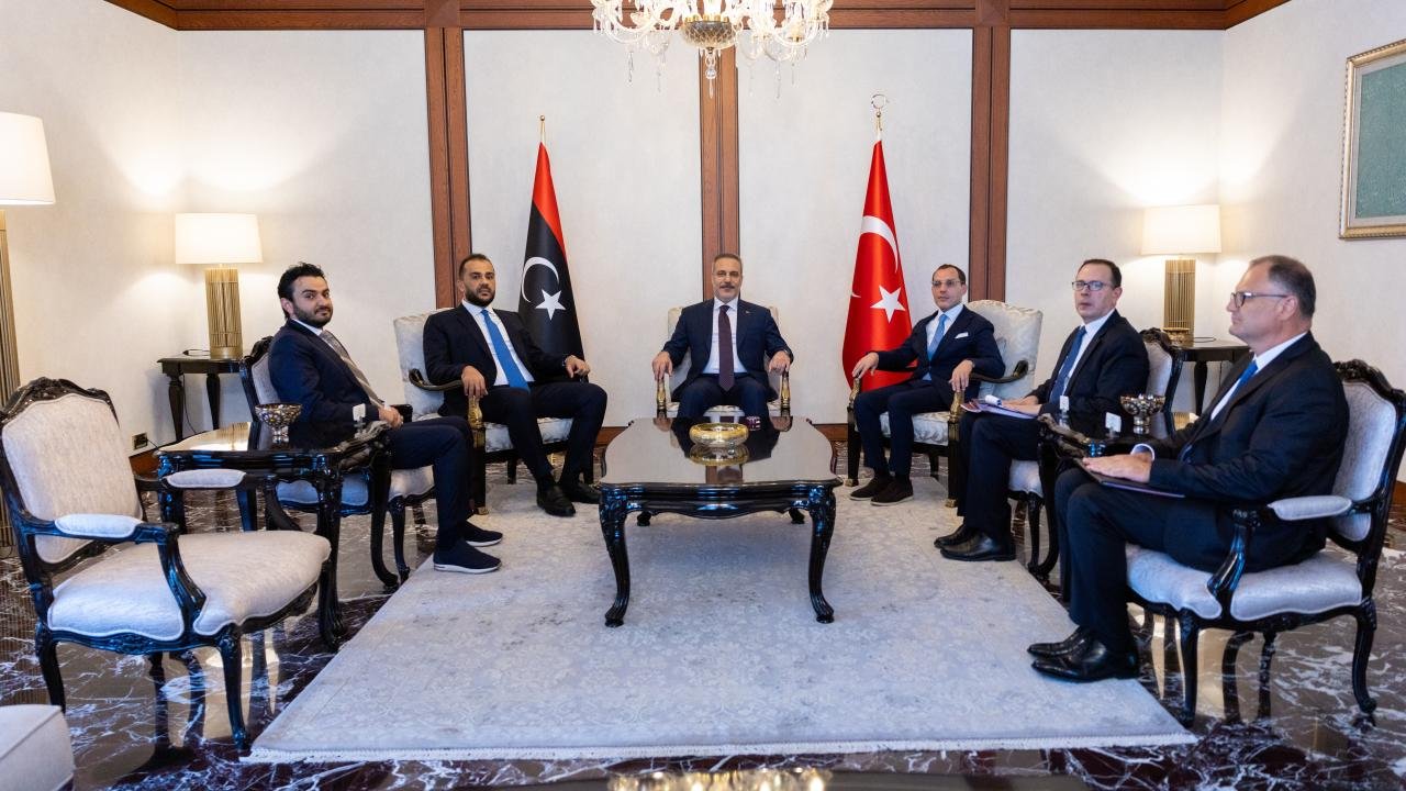 Dışişleri Bakanı Hakan Fidan, Libya Ulusal Birlik Hükümeti Başbakanı Abdulhamid Dibeybe’nin ulusal güvenlik danışmanı İbrahim Dibeybe ve Libya Ulusal Birlik Hükümeti Savunma Bakan Vekili Abdusselam Zubi ile bir araya geldi.