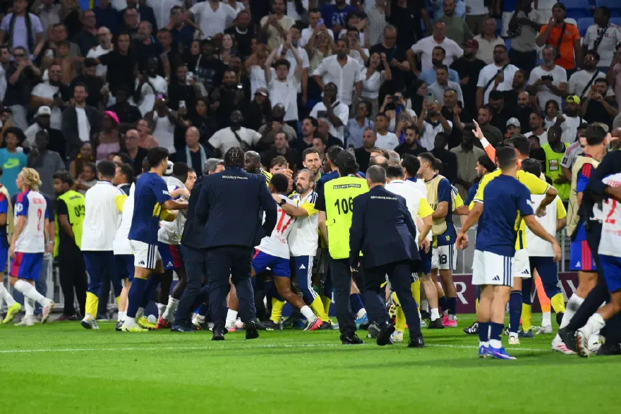 Fenerbahçe-Lyon maçında olayların faturası ağır! UEFAdan iki isme ceza