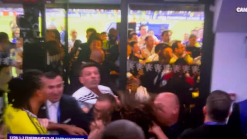 Fenerbahçe-Lyon maçında olayların faturası ağır! UEFAdan iki isme ceza