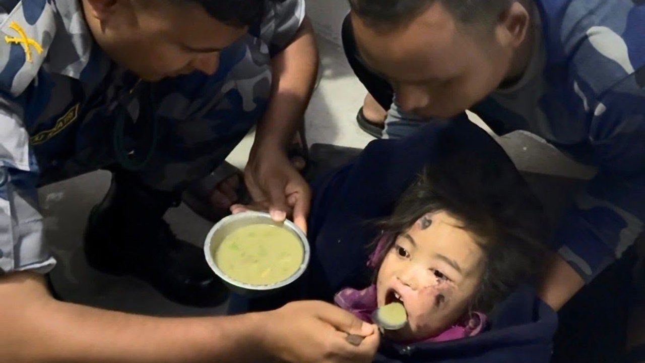 Nepal'de inanılmaz kurtuluş! 6 yaşındaki kız 3 gün sonra enkazdan sağ çıkarıldı
