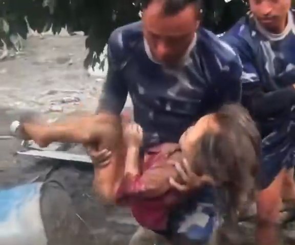 Nepal'de inanılmaz kurtuluş! 6 yaşındaki kız 3 gün sonra enkazdan sağ çıkarıldı