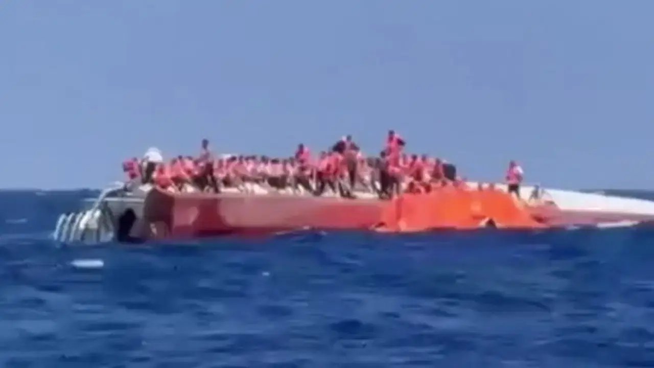 Onlarca kişiyi boğulmaktan kurtardı! Girne'deki can pazarında teknesi ile yardıma koştu