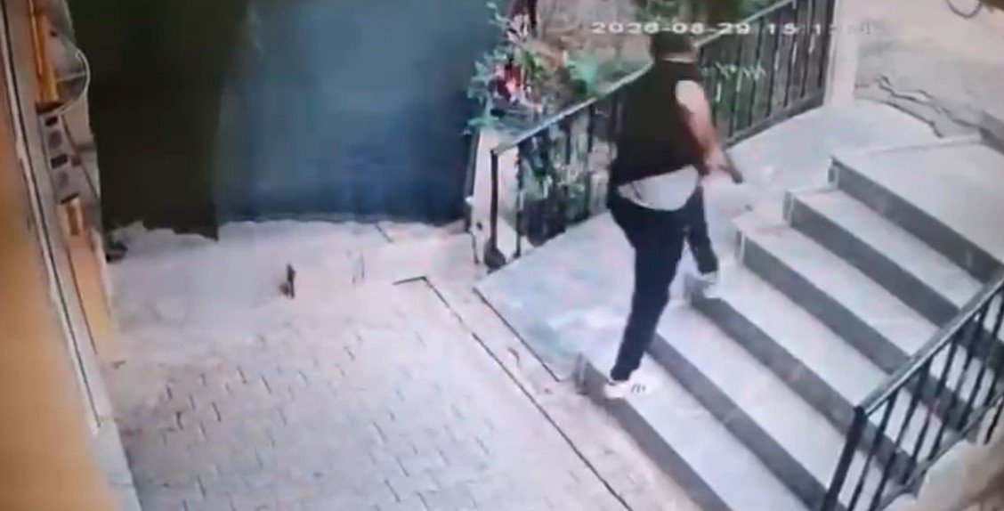 Şanlıurfa'da korkunç görüntü! Kapıdan çıkar çıkmaz silahını çekti