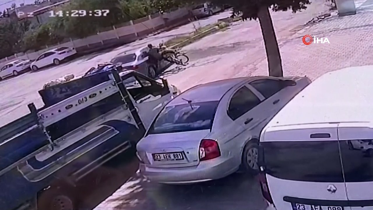 Bir bisiklete 3 kişi bindiler, otomobile çarpıp hastanelik oldular! O anlar kamerada