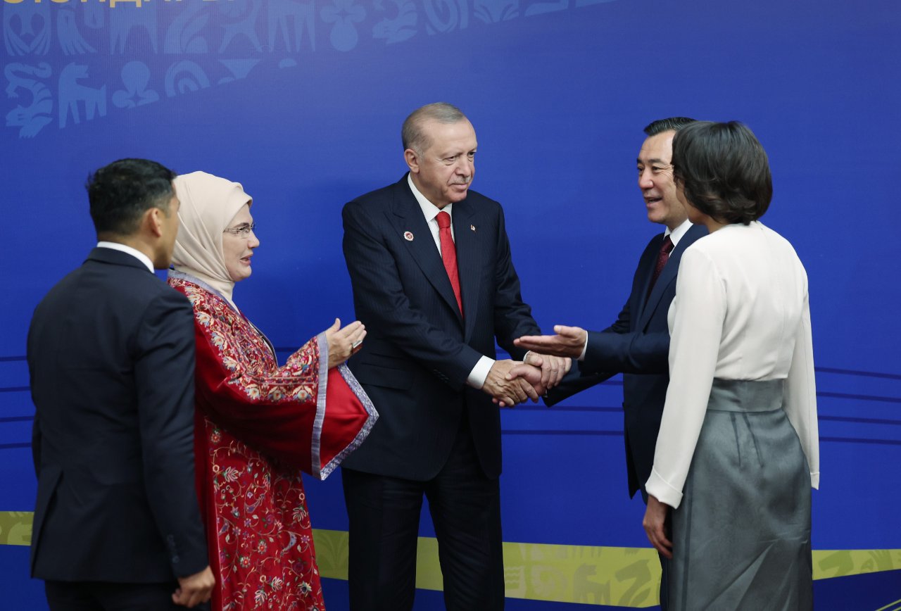 Bişkek'te renkli görüntüler: Cumhurbaşkanı Erdoğan Türk kafilesini ayakta selamladı