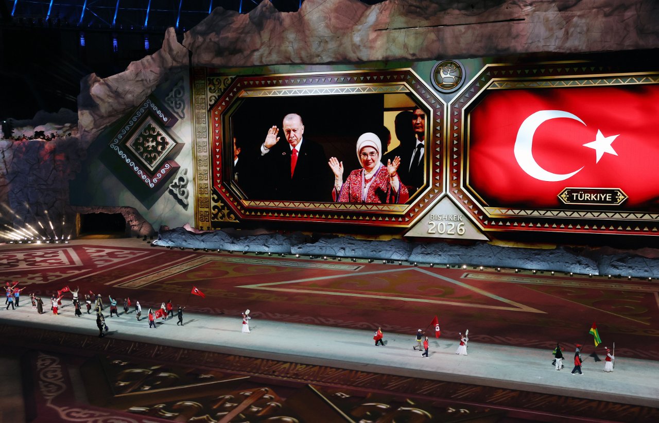 Bişkek'te renkli görüntüler: Cumhurbaşkanı Erdoğan Türk kafilesini ayakta selamladı