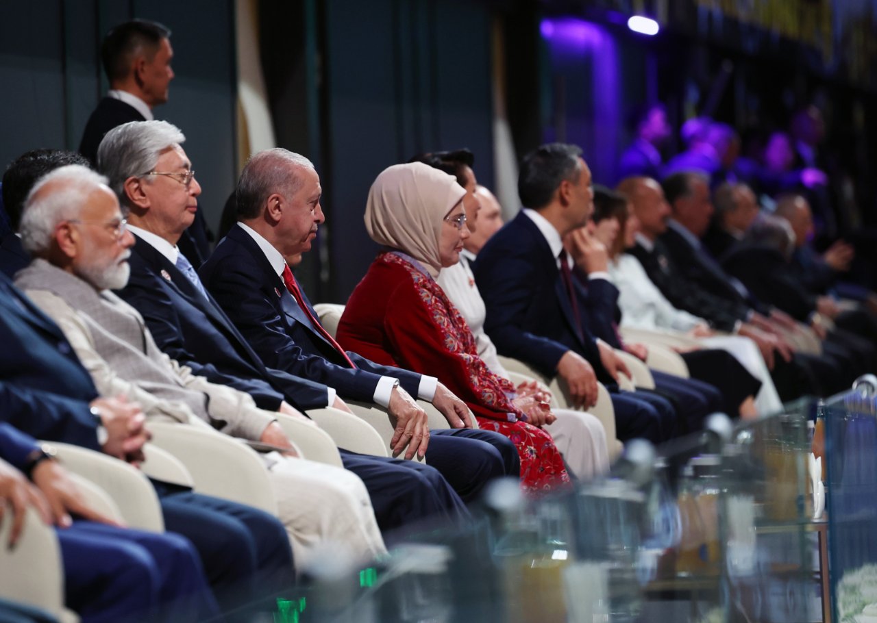 Bişkek'te renkli görüntüler: Cumhurbaşkanı Erdoğan Türk kafilesini ayakta selamladı