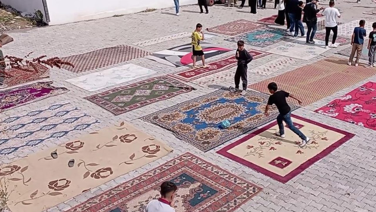 Bu da gerçek halı saha! Çareyi böyle buldular: 20'den fazlası yan yana