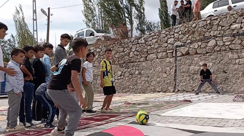 Bu da gerçek halı saha! Çareyi böyle buldular: 20'den fazlası yan yana