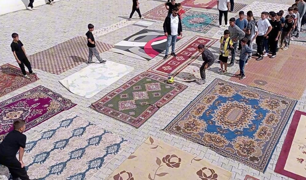 Bu da gerçek halı saha! Çareyi böyle buldular: 20'den fazlası yan yana