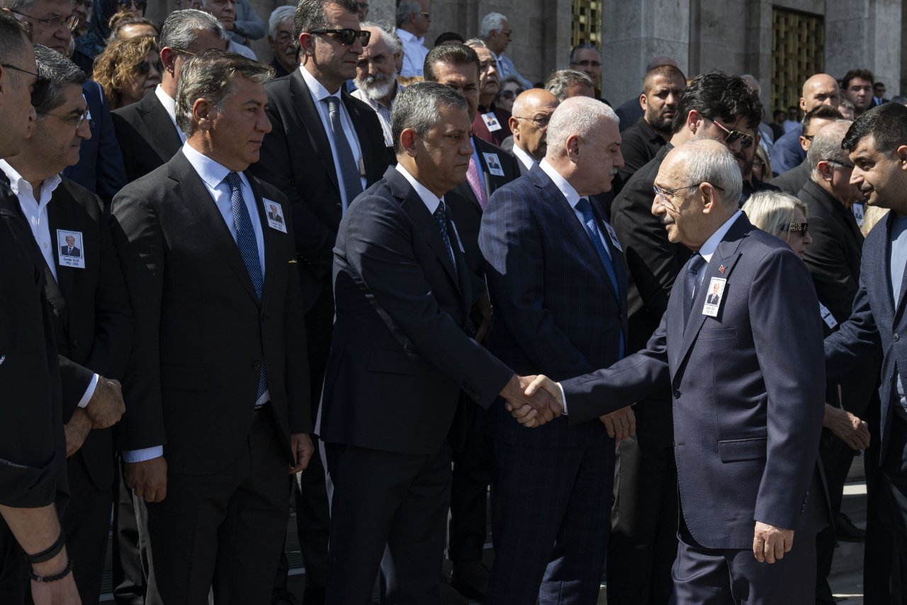 Cenazeye damga vuran anlar! Kılıçdaroğlu, Özgür Özel'le tokalaştı