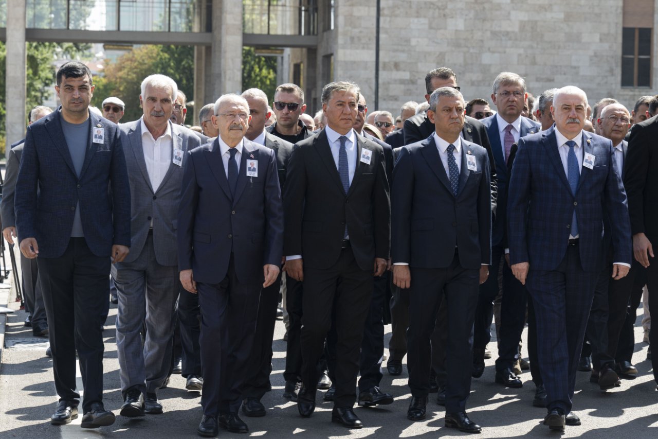 Cenazeye damga vuran anlar! Kılıçdaroğlu, Özgür Özel'le tokalaştı