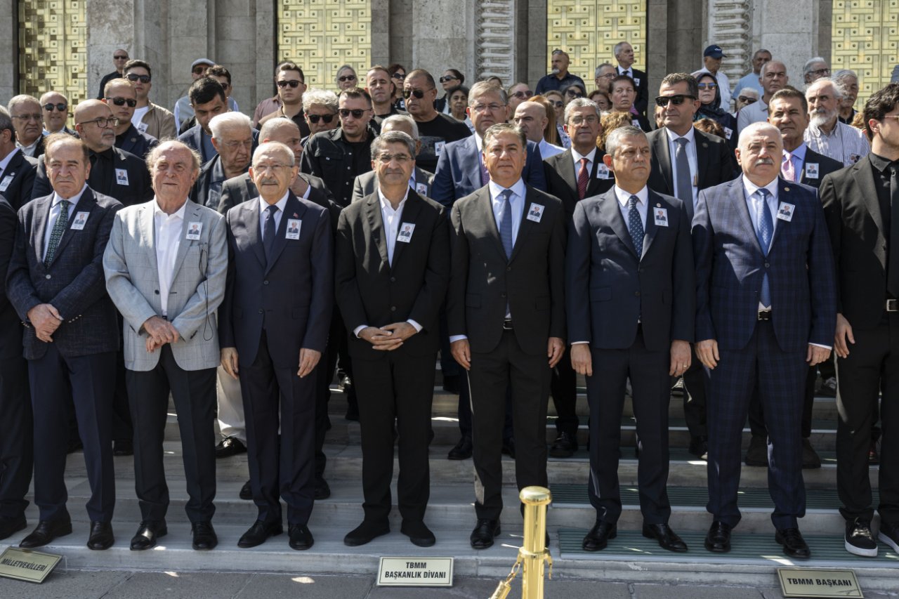 Cenazeye damga vuran anlar! Kılıçdaroğlu, Özgür Özel'le tokalaştı