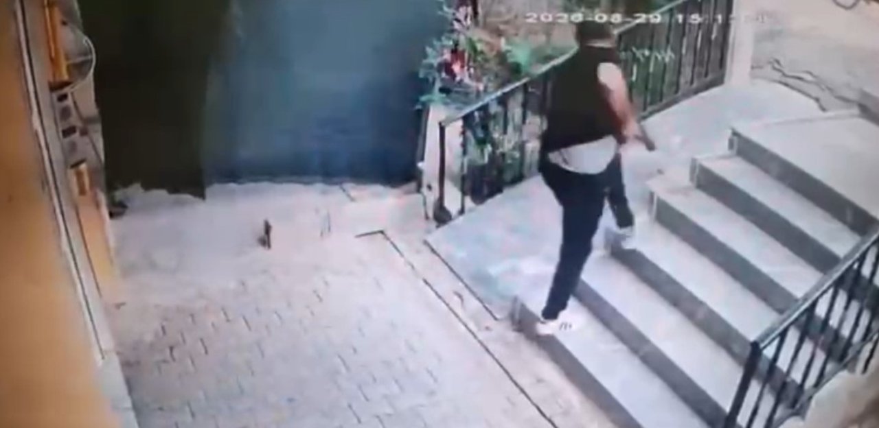 Çocuk kavgasına belindeki silahla daldı! Anne ve oğluna dehşeti yaşatan maganda kamerada
