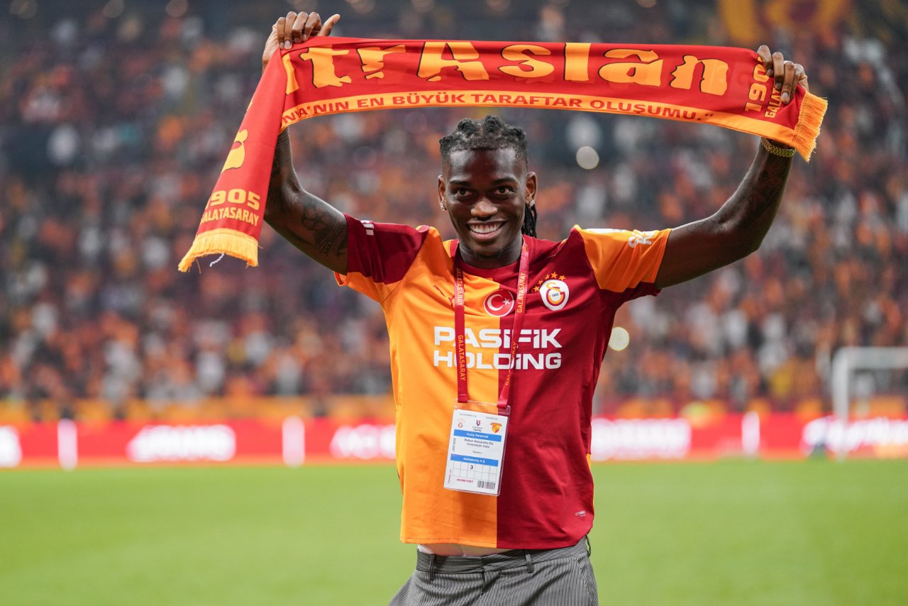 Galatasaray’ın Milan’dan aldığı Rafael Leao, 3-2 kazanılan Göztepe maçı sonrası sahaya inerek taraftarları selamladı.