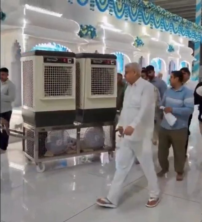 Hindistan’da ‘ruhani lider’in klimalı kabini olay oldu: Önünde dizilip ayaklarını öptüler