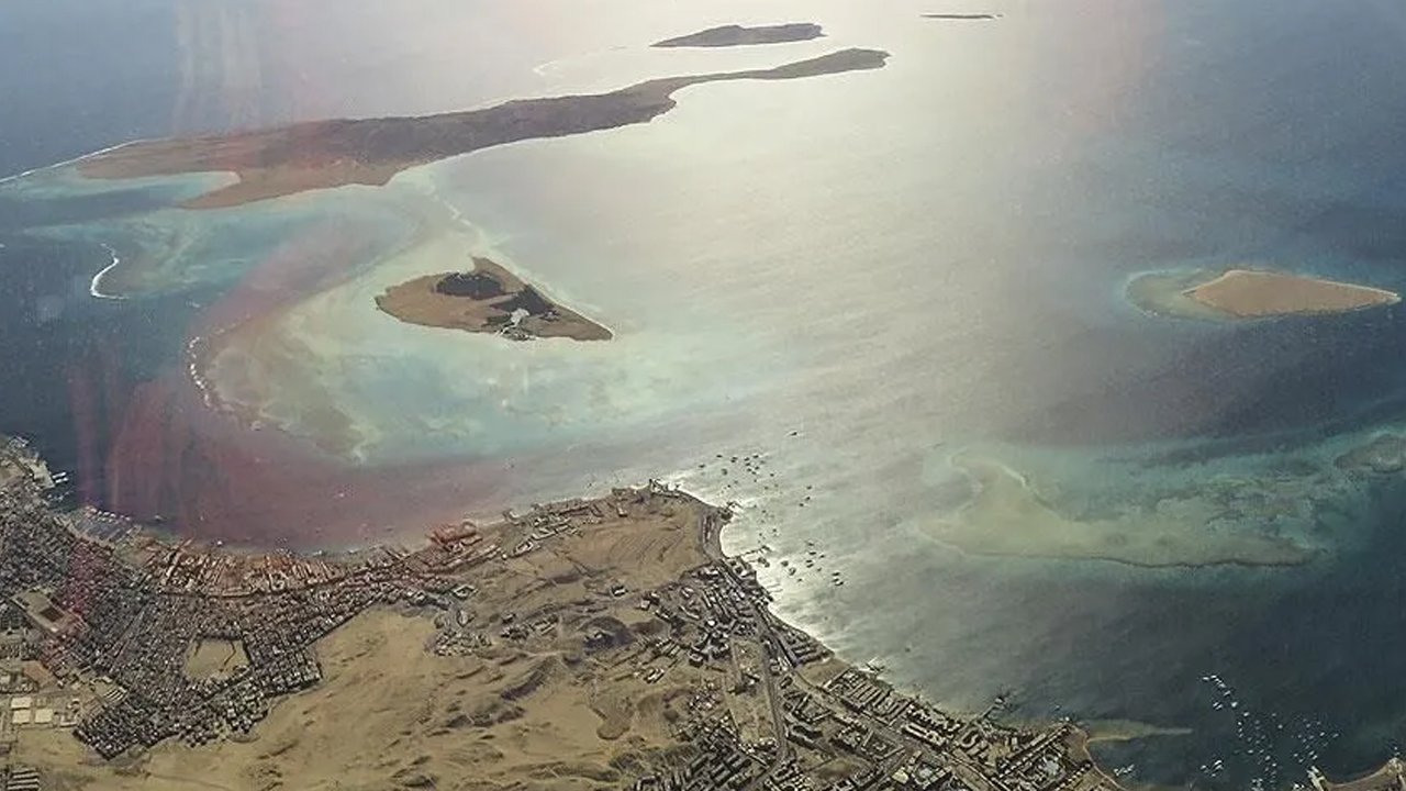 Hürmüz Boğazı'ndan yasa dışı geçmeye çalışan tanker mayınlara çarptı!