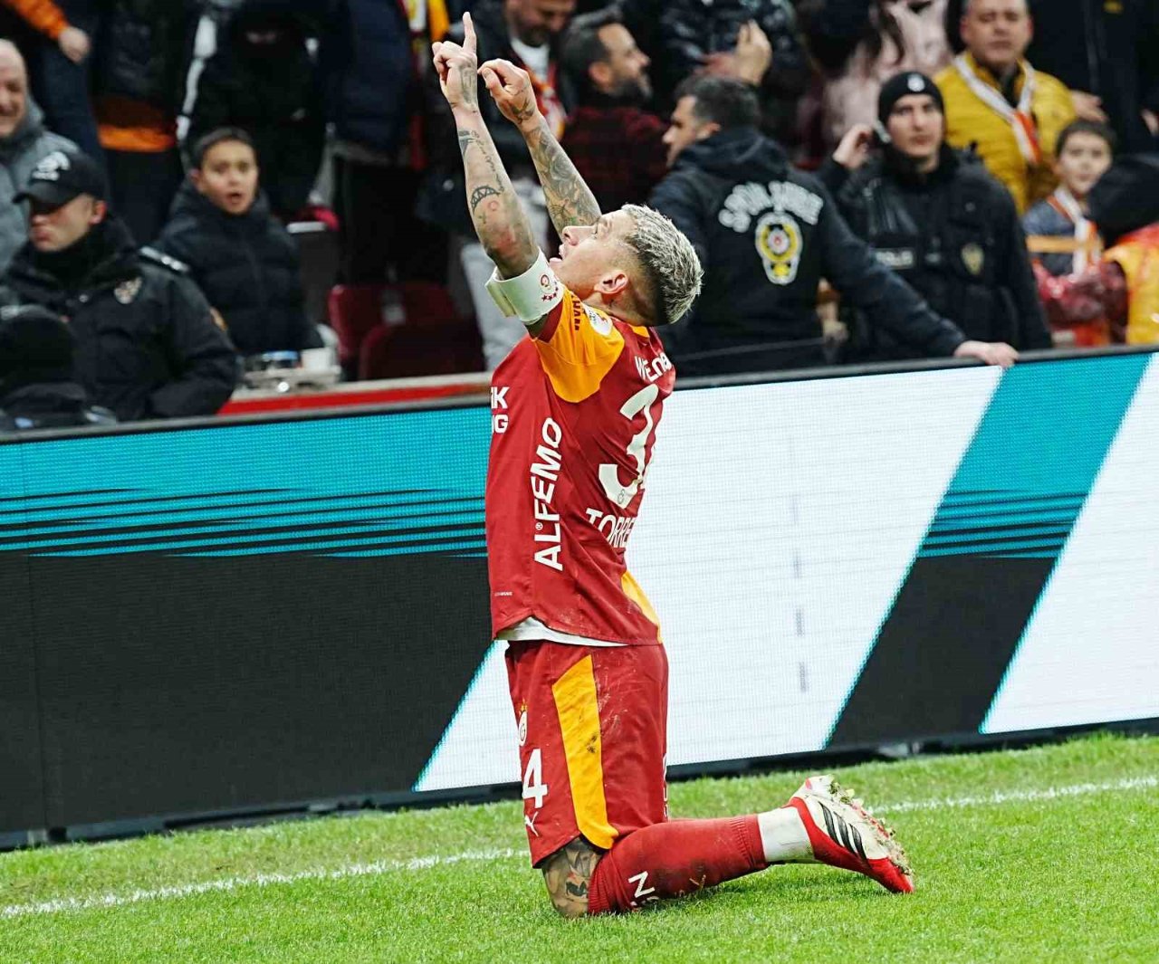 Fiorentina'da 2021-2022'de kiralık olarak görev yapan Lucas Torreira, 4 yıldır forma giydiği Galatasaray'da 4 Süper Lig şampiyonluğu yaşadı.