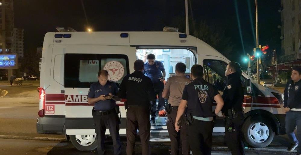 Kayseri'de hareketli gece! Tabancayla yaralanan şahıs tramvaya bindi
