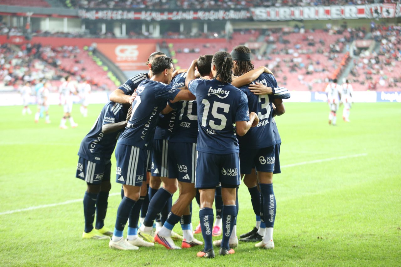 Fenerbahçe, Süper Lig'de çıktığı 3 maçta 6 puan topladı.