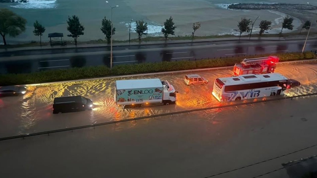 Sağanak bir anda bastırdı, Giresun'da Karadeniz Sahil Yolu'nu su bastı