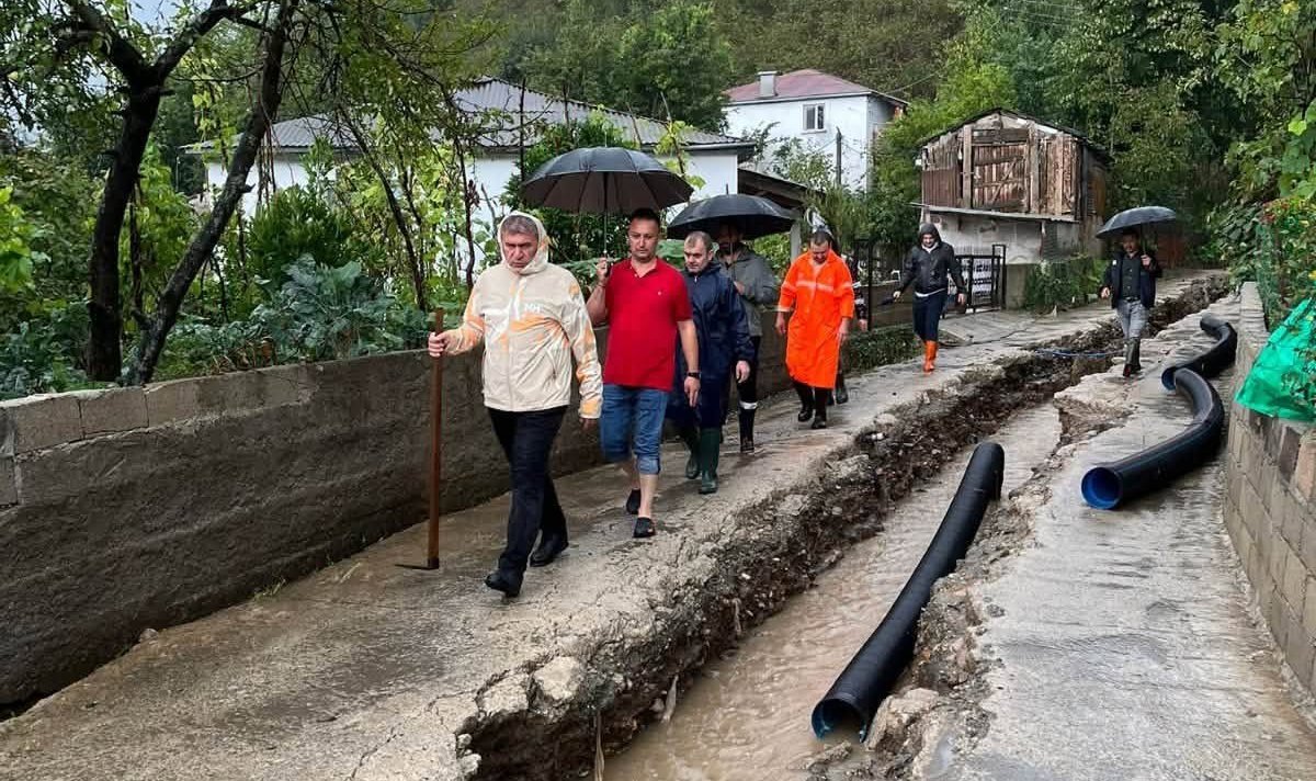 Sağanak yağış iki ili birden vurdu, Karadeniz Sahil Yolunu su bastı