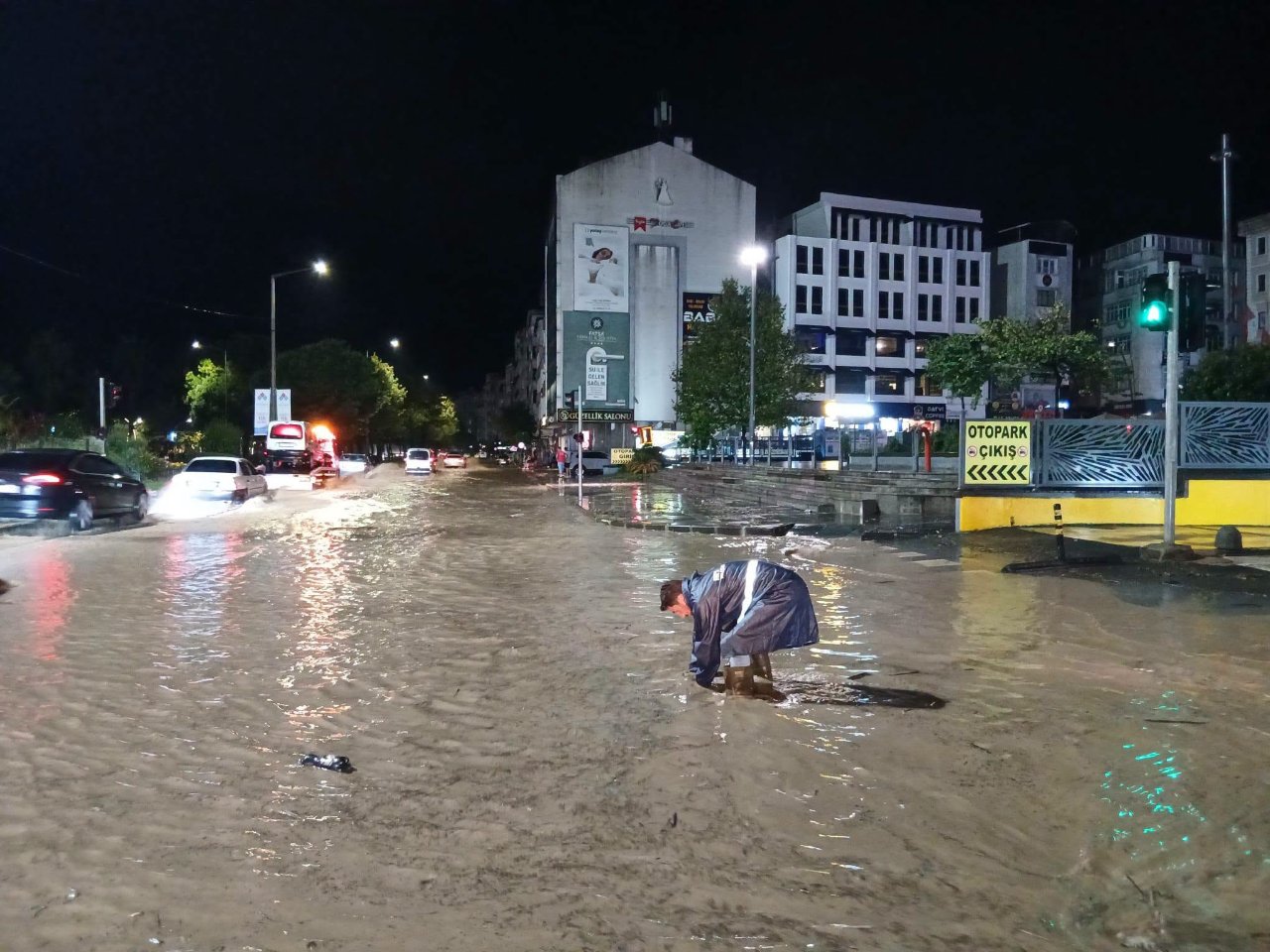 Sağanak yağış iki ili birden vurdu, Karadeniz Sahil Yolunu su bastı