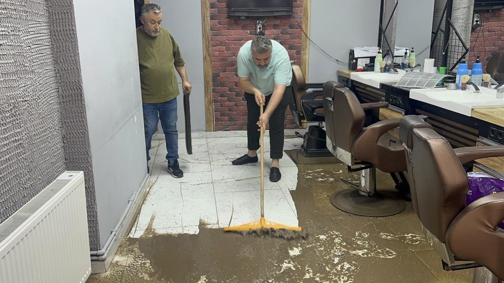 Sağanak yağış iki ili birden vurdu, Karadeniz Sahil Yolunu su bastı