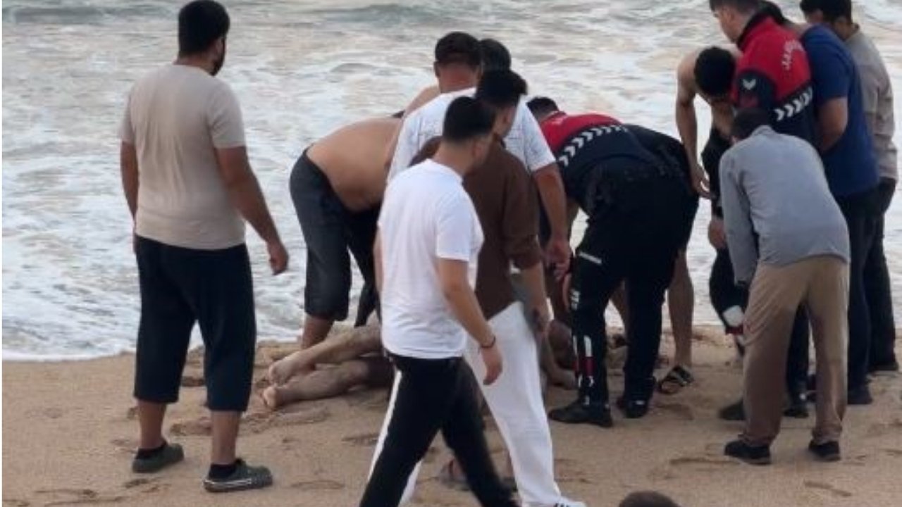 Sahilde oturan adamı dalga denize sürükledi! Boğularak hayatını kaybetti