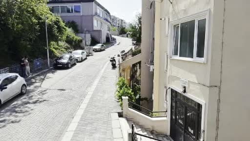 Şile'de üstünden yol geçen bina görenleri şaşırtıyor