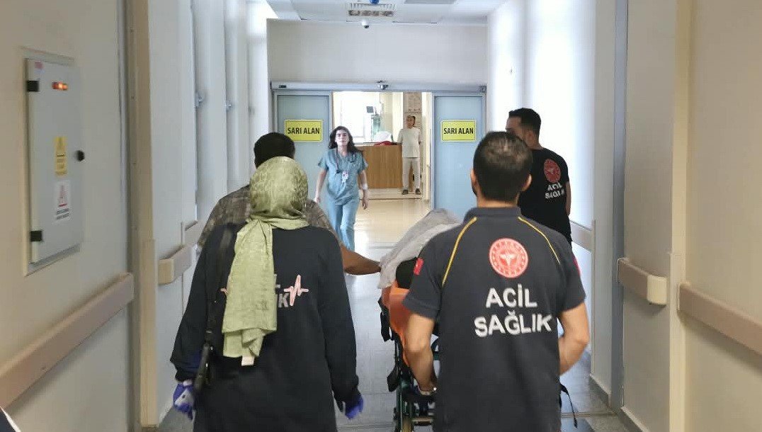 Sinir krizi geçiren kadın, kendini bıçakladı