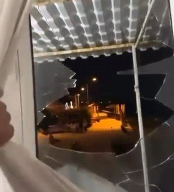 2 günlük tatil kabusa döndü! Eve kaldırım taşı attılar, canlarını zor kurtardılar