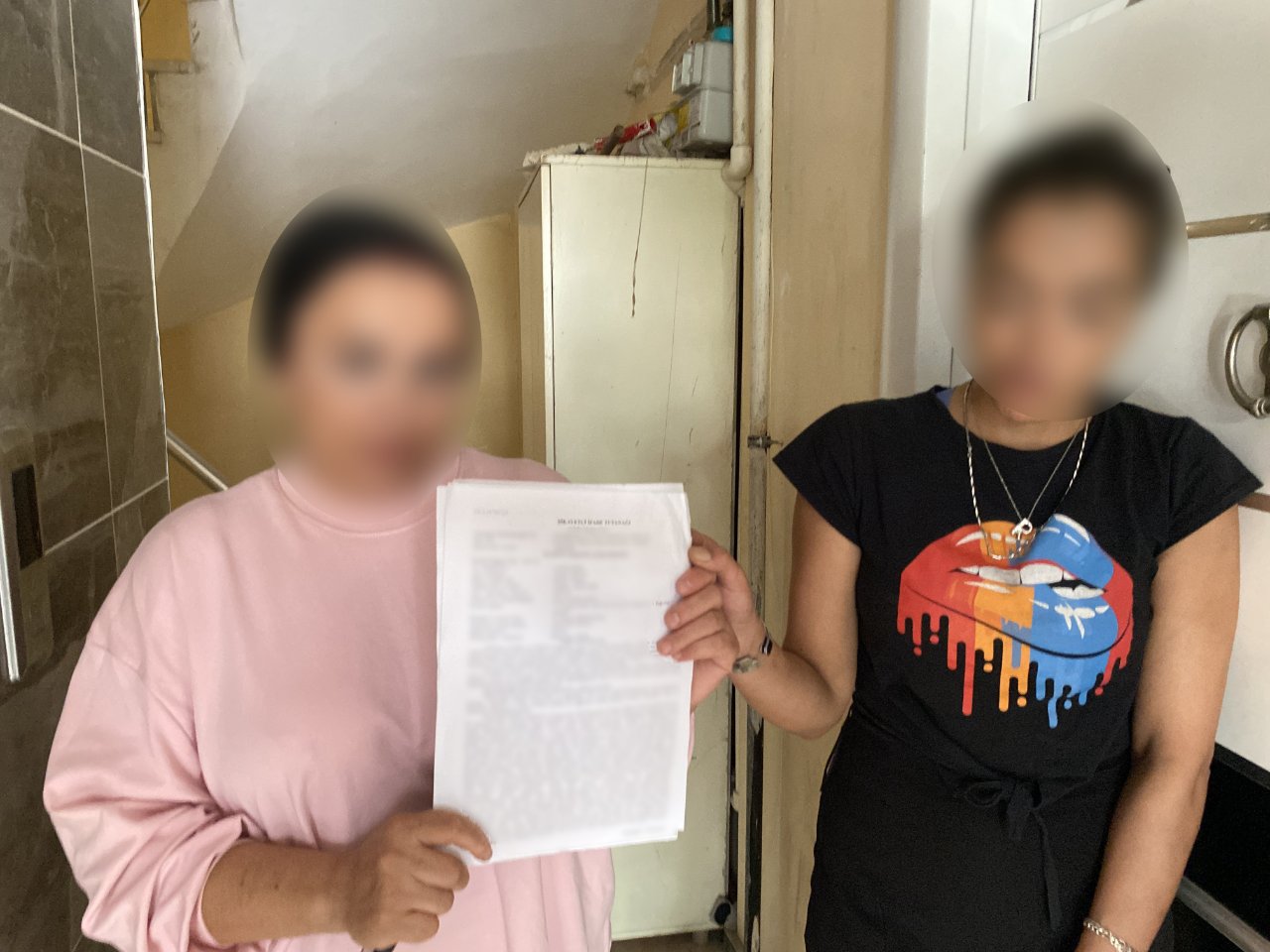 2 günlük tatil kabusa döndü! Eve kaldırım taşı attılar, canlarını zor kurtardılar