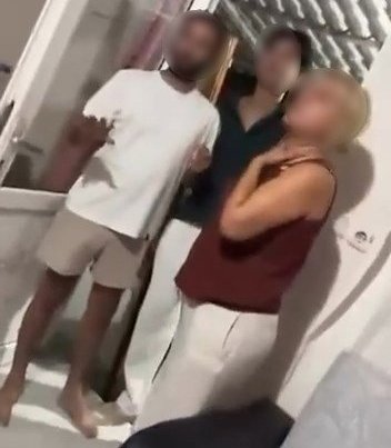 2 günlük tatil kabusa döndü! Eve kaldırım taşı attılar, canlarını zor kurtardılar
