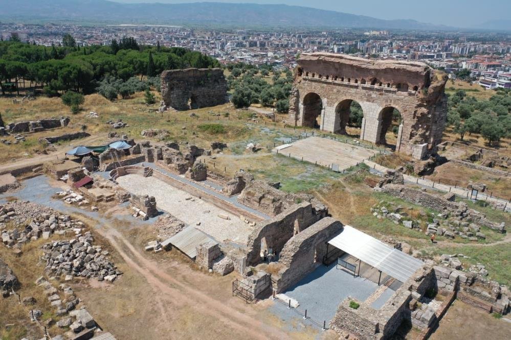 Bakan Ersoy duyurdu: Aydın'da 2 bin yıllık 300 kişilik antik havuz gün yüzüne çıkarıldı