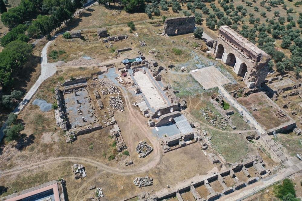 Bakan Ersoy duyurdu: Aydın'da 2 bin yıllık 300 kişilik antik havuz gün yüzüne çıkarıldı
