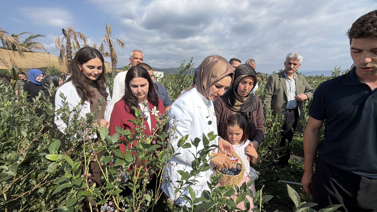 Bakan’dan yaban mersini hasadı! Devlet koruması altındaki çocuklarla bahçeye indi